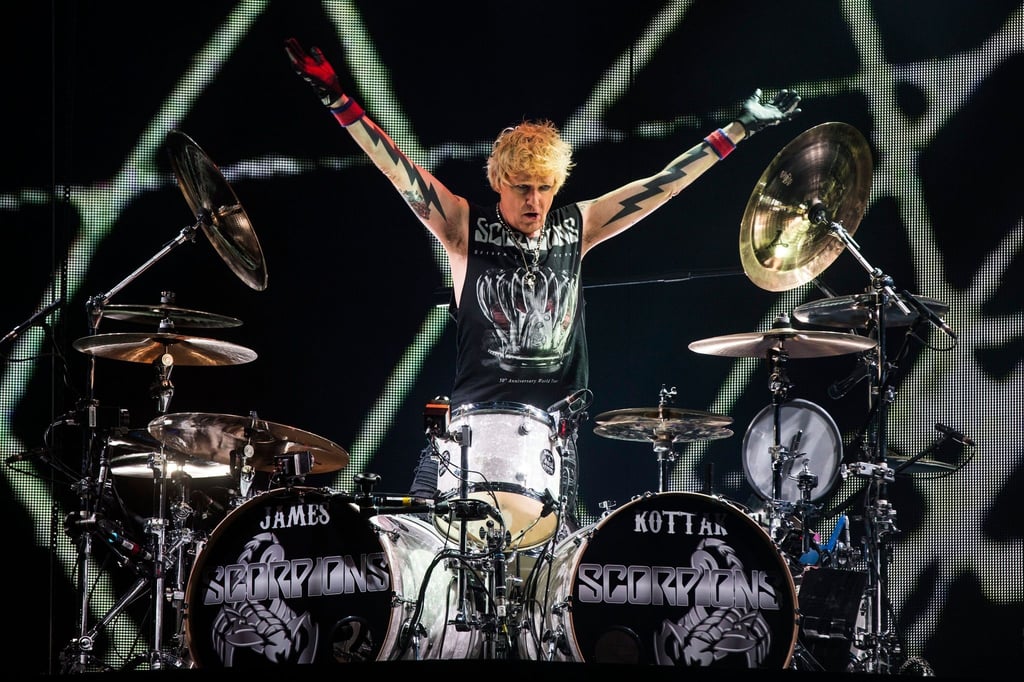 James Kottak bei einem Auftritt der Scorpions in Paris (2015).