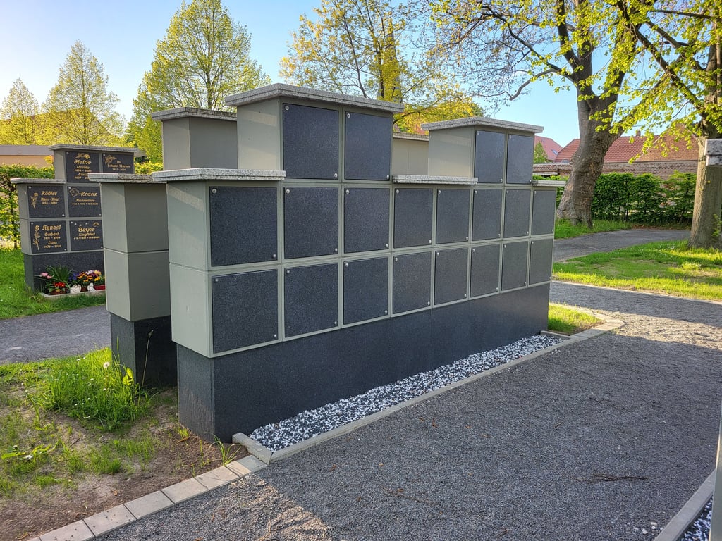 Die Nachfrage ist groß: Elf Urnenwände stehen aktuell auf dem Friedhof in Hohenmölsen, zwei wurden letztes Jahr errichtet. Doch deren Baukosten fließen auch in die Friedhofsgebühren mit ein, die zum 1. Januar erhöht worden sind.