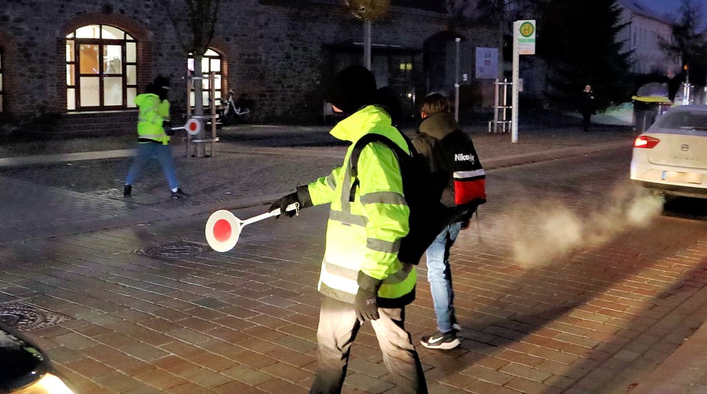 Vier neue Schülerlotsen sorgen im Breitweg für sichere Schulwege. Dabei handelt es sich selbst um Schüler des Ecole-Gymnasiums.