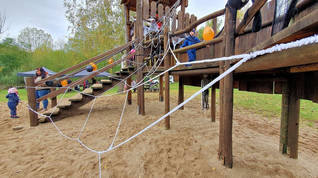 Die meisten Spielgeräte auf dem Abenteuerspielplatz – hier zur letzten Halloween-Party – sind aus Holz und müssen regelmäßig gewartet werden.