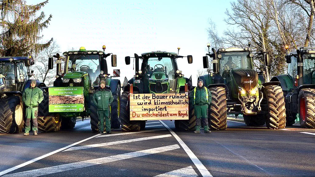Bauernprotest an der Elbbrücke zwischen Seehausen und Wittenberge: Alle halbe Stunde machten die Landwirte die Elbbrücke dicht. Mit Hilfe der Polizei, die Verkehrsteilnehmer aus Brandenburg stoppte.
