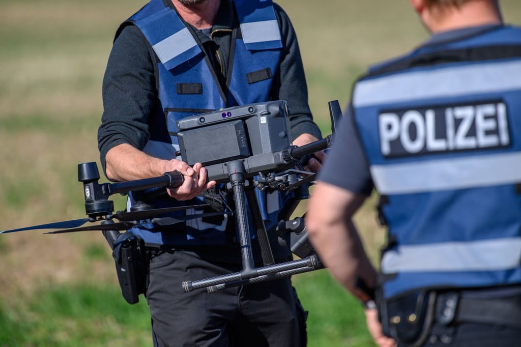 Polizisten des Zentralen Verkehrs- und Autobahndienstes der Polizeiinspektion Magdeburg bereiten eine Drohne auf den Start vor.