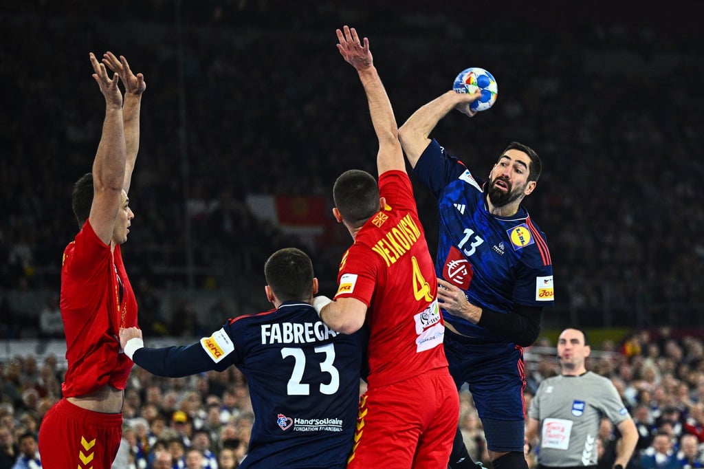 Die Franzosen um Nikola Karabatic (r) setzten sich zum Auftakt der EM gegen Nordmazedonien durch.