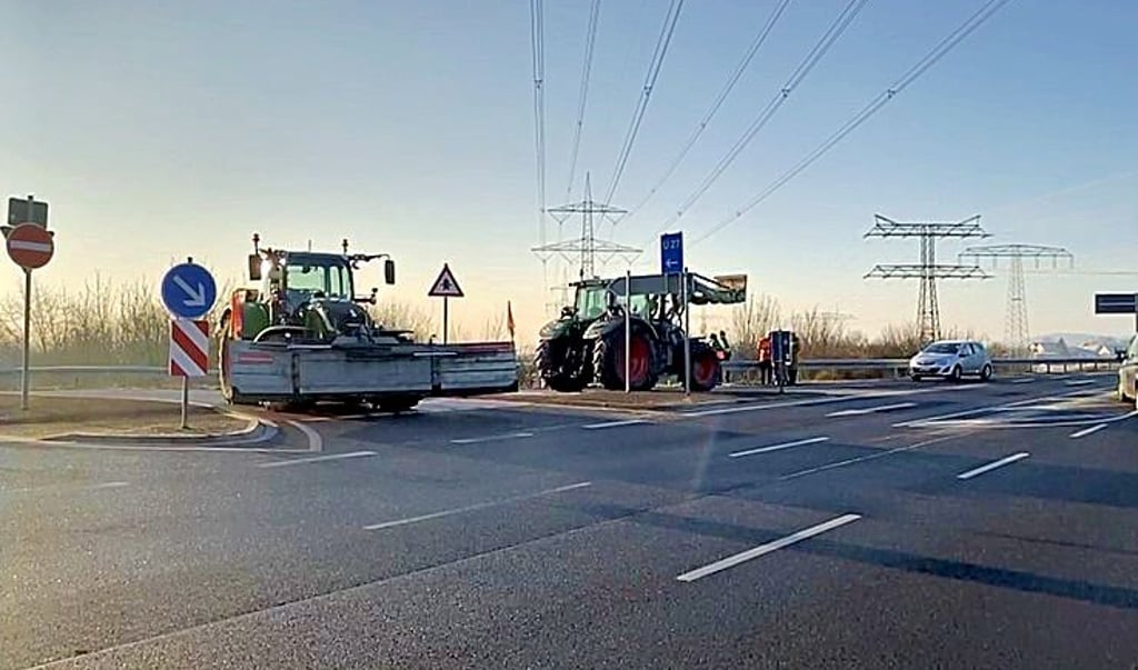 An der Wolmirstedter Chaussee bei Dahlenwarsleben versperrten die Bauern ebenfalls die Zufahrt zur Autobahn.
