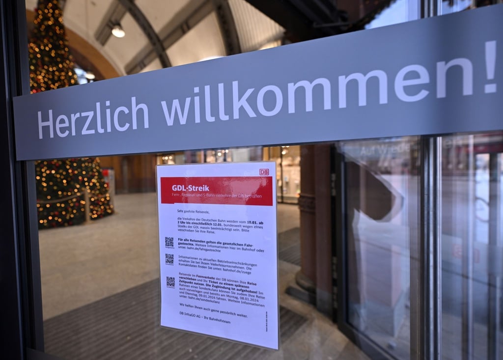 Mit einem kleinen Plakat informiert die Deutsche Bahn die Fahrgäste über den Streik.