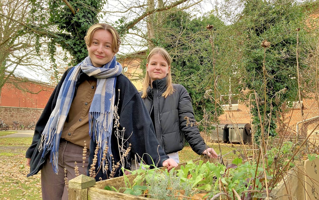 Unterricht im Freien? Frieda Lange (li.) und Lucy Täsch können sich das wirklich gut vorstellen und gestalten das grüne Klassenzimmer mit.