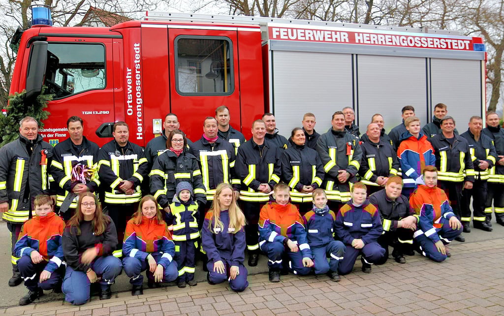 Gruppenbild mit dem neuesten und auch teuersten Mitglied: Die Herrengosserstedter Feuerwehrkräfte vor ihrem Hilfeleistungs-Löschgruppenfahrzeug 10 (kurz: HLF 10).