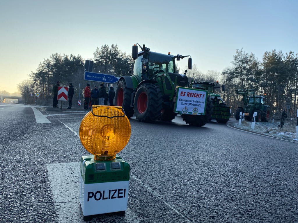 Um 9 Uhr ist am Mittwoch, 10. Januar 2023, die Auffahrt Richtung Berlin an der Anschlussstelle Theeßen von Bauern blockiert worden.