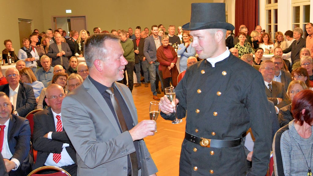 „Auf ein gutes neues Jahr!“ stießen Bürgermeister Nico Schulz aus Osterburg und Bezirksschornsteinfeger Robert Fenzl in der Aula des Markgraf-Albrecht-Gymnasiums an. Pfarrer Gordon Sethge wünschte allen Herz und Verstand.