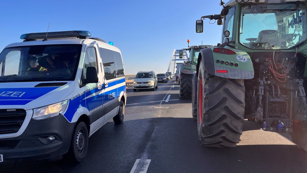 Die Elbbrücke bei Tangermünde wird auch am Donnerstag, 11. Januar, blockiert.