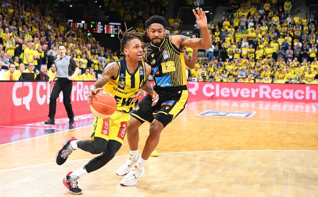 Oldenburgs DeWayne Russel (l) in Aktion gegen Ludwigsburgs Jhonathan Dunn.