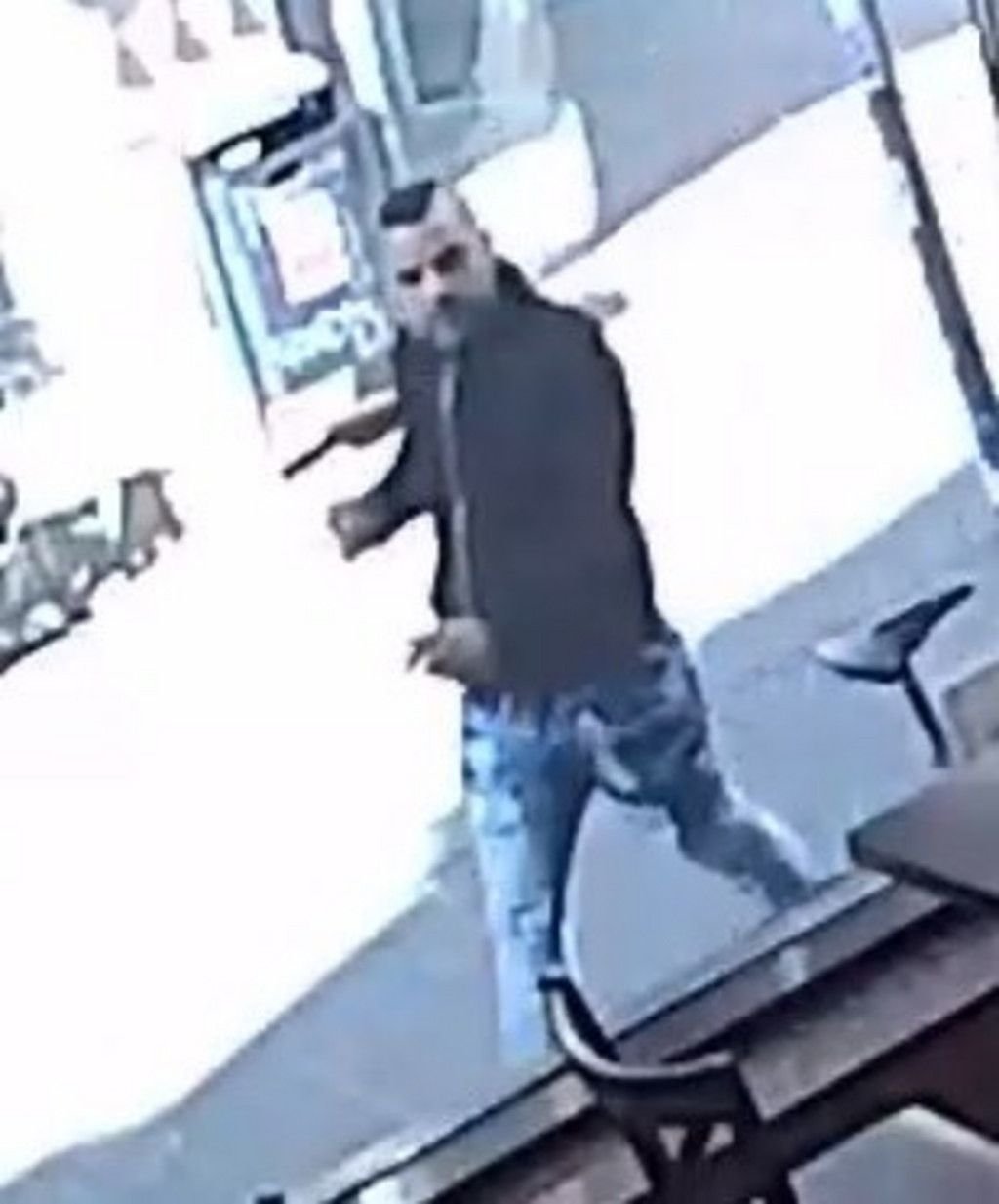 Er soll ein auf einem Tisch liegendes Handy gestohlen haben: So sieht der Gesuchte in Halle aus.