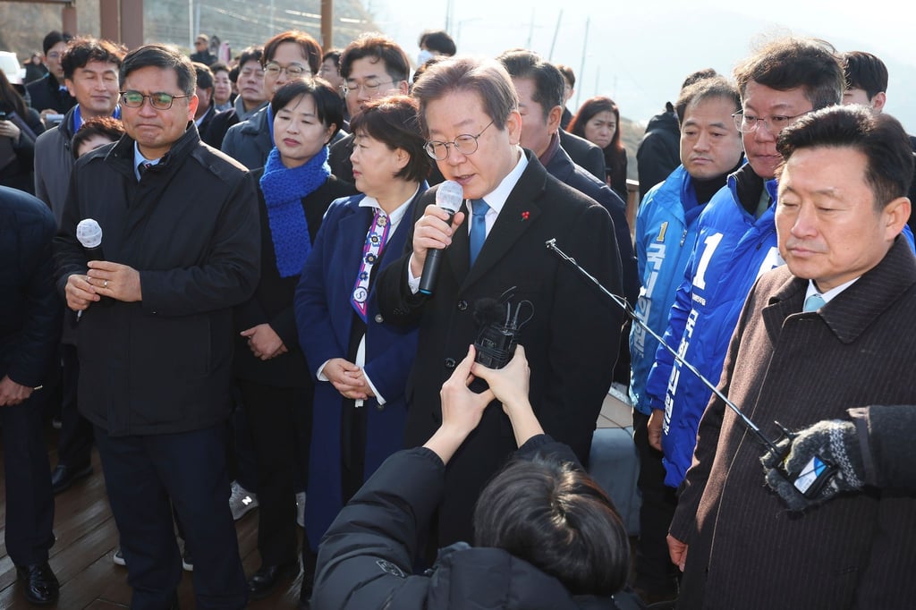 Südkoreas Oppositionschef Lee Jae Myung (M) wurde bei einem öffentlichen Auftritt von einem Mann mit einem Messer attackiert.
