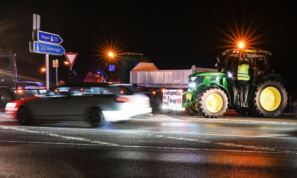 Ein Traktor blockiert die Autobahnzufahrt der A31 in Richtung Meppen.