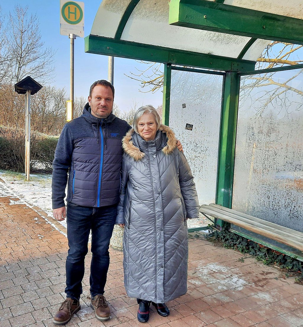 Markus Berndt und seine Mutter Helga sind frustriert, dass die Busfahrten von der Haltestelle in Lösau nach Weißenfels infolge der Tarifzonenreform nun fast doppelt so teuer wie zuvor sind.