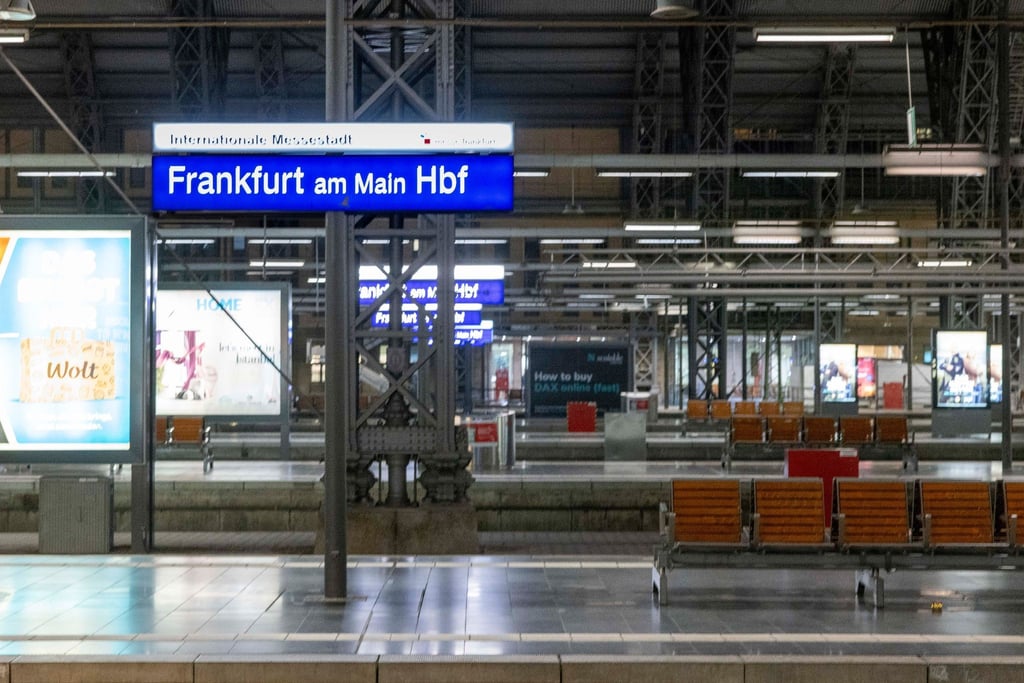 Leere Gleise und Bahnsteige im Hauptbahnhof.
