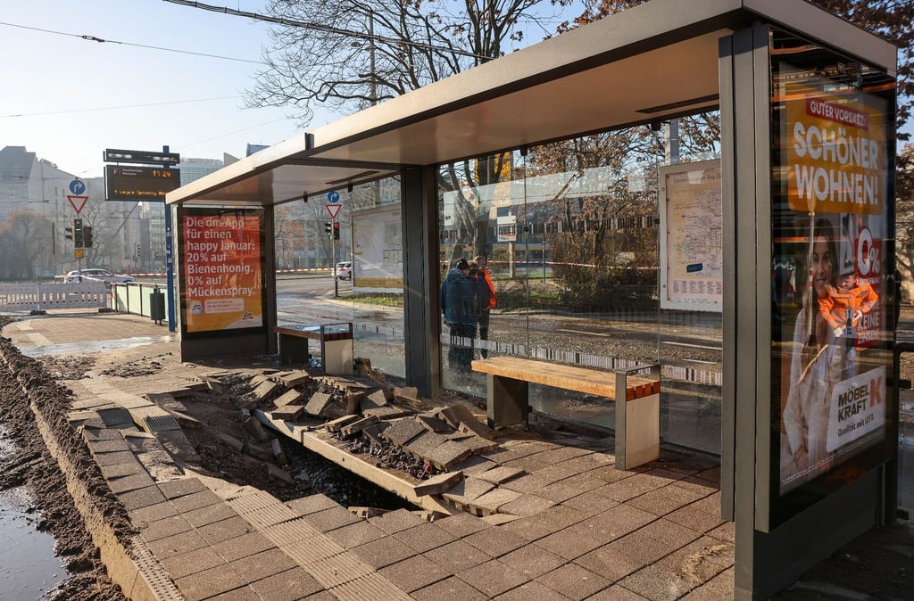 Eine Haltestelle ist durch die Wassermassen bei einem Rohrbruch schwer beschädigt worden.