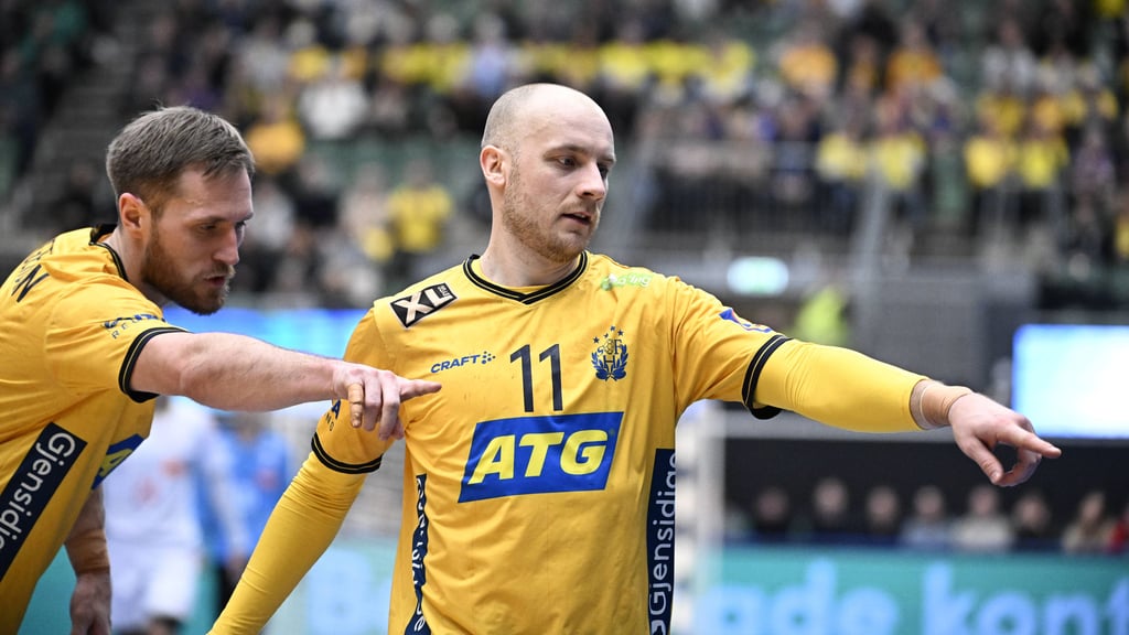 Albin Lagergren (l.) und Daniel Pettersson zeigen in dieselbe Richtung: Das Duo vom SC Magdeburg möchte mit Schweden den EM-Titel verteidigen.