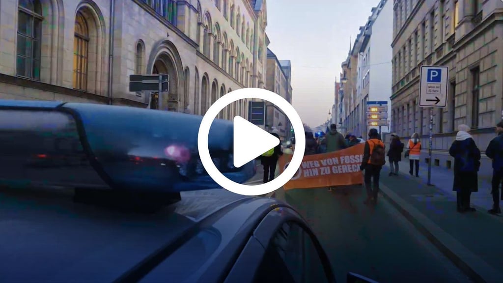 Ein Demo-Zug der "Letzten Generation" zog am Mittwoch durch die Innenstadt von Halle.