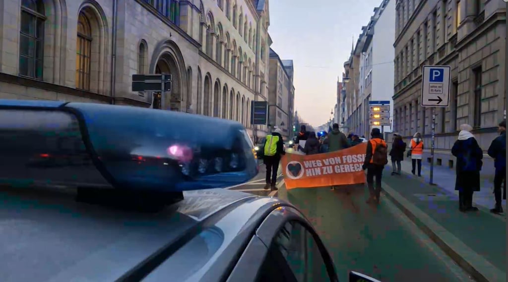 Ein Demo-Zug der "Letzten Generation" zog am Mittwoch durch die Innenstadt von Halle.