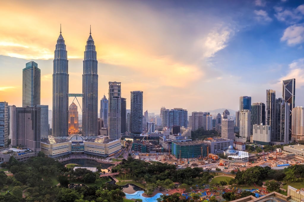 Panoramablick vom KL Tower: Von dort bietet sich die beste Aussicht auf die Skyline Kuala Lumpurs mit den berühmten Petronas Towers.