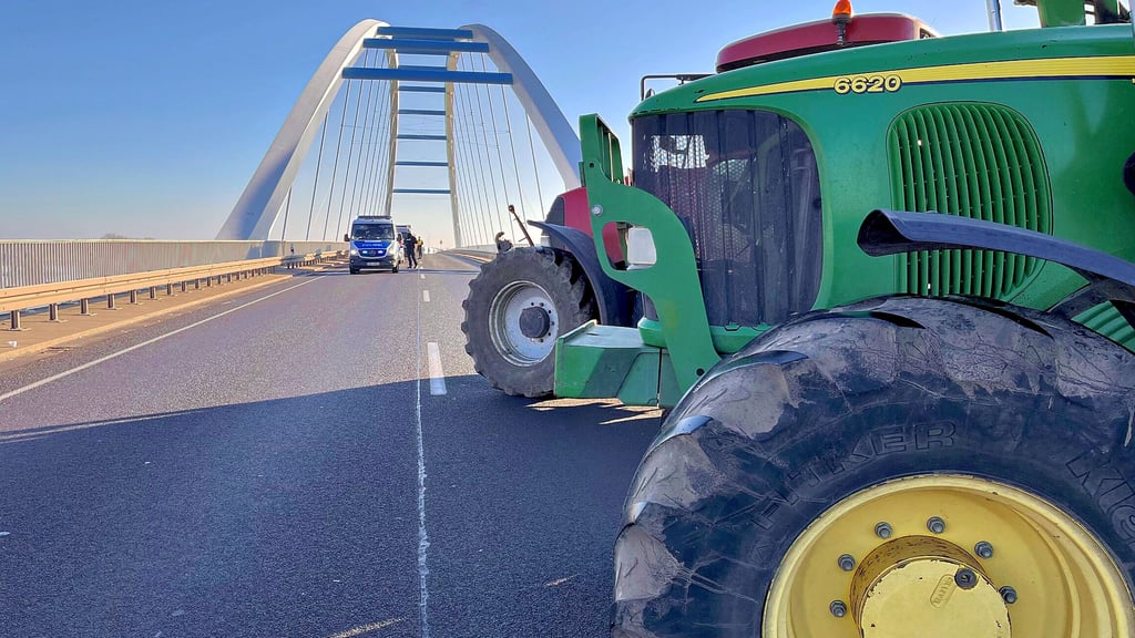 Die Elbbrücke bei Tangermünde wurde am Mittwoch auch am dritten Tag infolge blockiert. Im Halbstundentakt wurde der Verkehr vorbeigelassen.