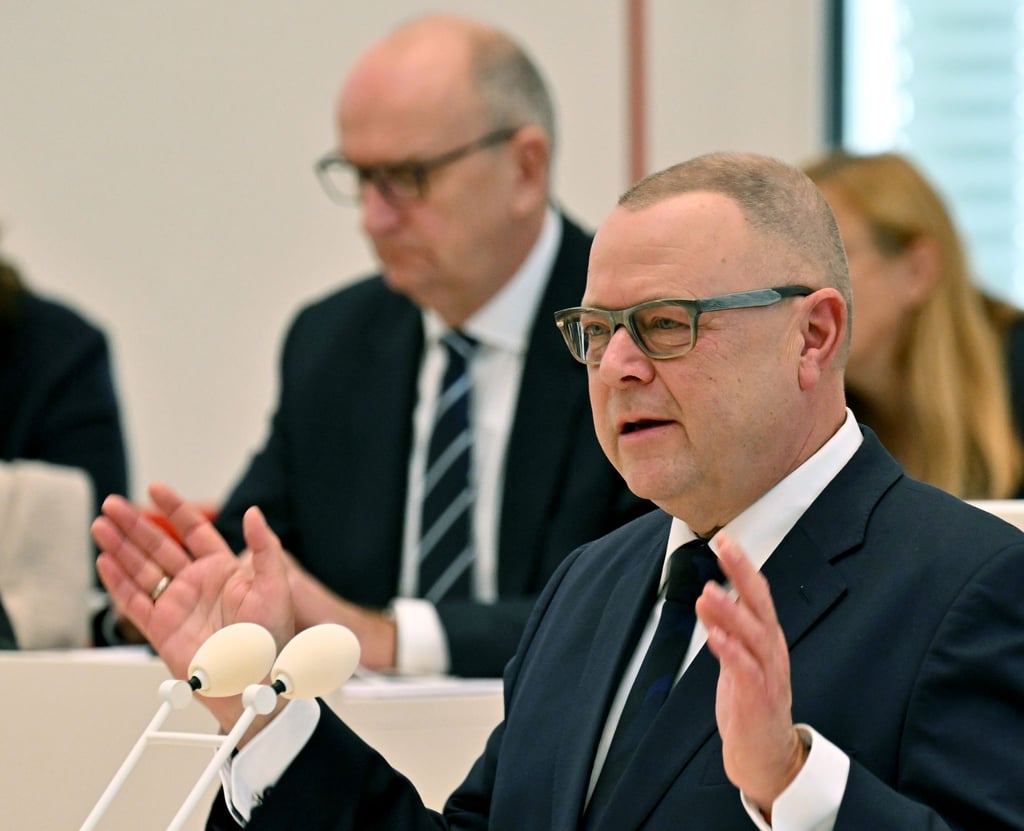 Michael Stübgen (CDU), Innenminister von Brandenburg, spricht in einer Landtagssitzung.