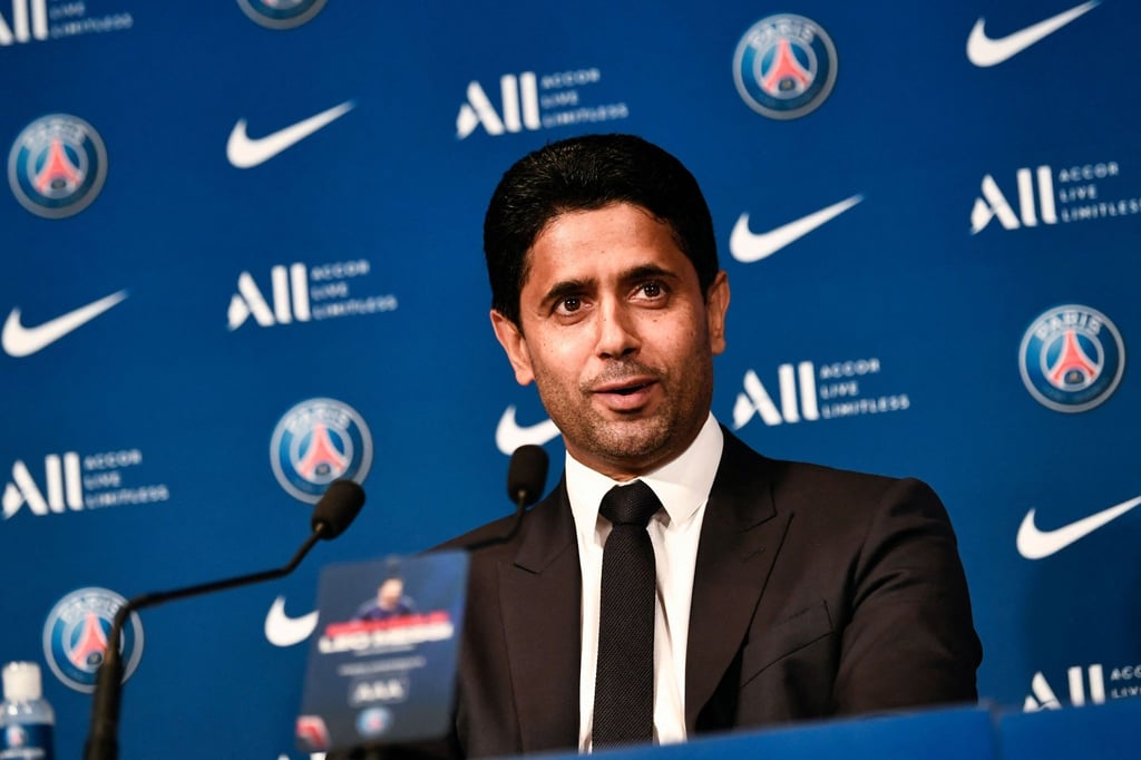 PSG-Präsident Nasser Al-Khelaifi spricht bei einer Pressekonferenz im Stadion Parc des Princes.