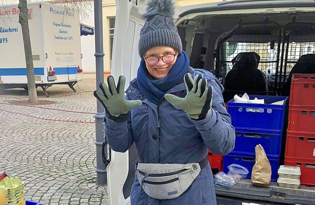 Christine Zimmermann verkauft Eier von glücklichen Hühnern aus Nonnewitz und ist wintergerecht eingepackt.