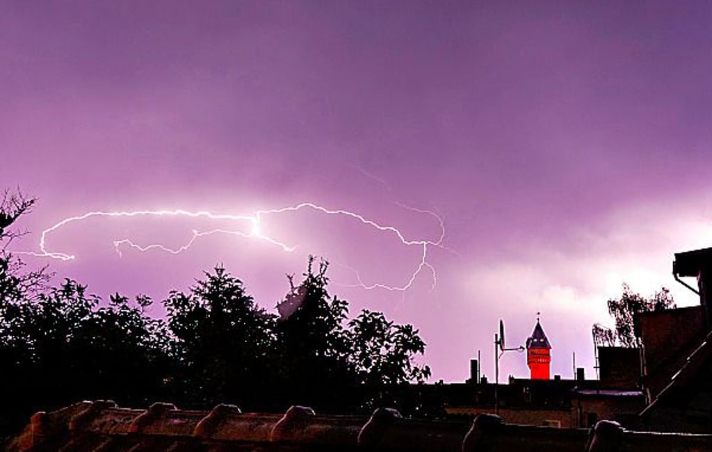 Gewitter über dem Wasserturm von Claudia Schwabe.
