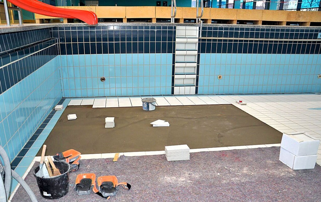 Im Nichtschwimmerbecken der Zerbster Schwimmhalle haben sich auf einer größeren Fläche am Beckengrund Fliesen gelöst.