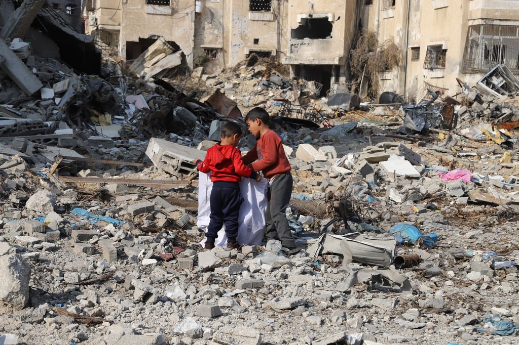 Kinder sammeln Gegenstände in den Trümmern zerstörter Gebäude im Flüchtlingslager Dschabalia am Rande von Gaza-Stadt.