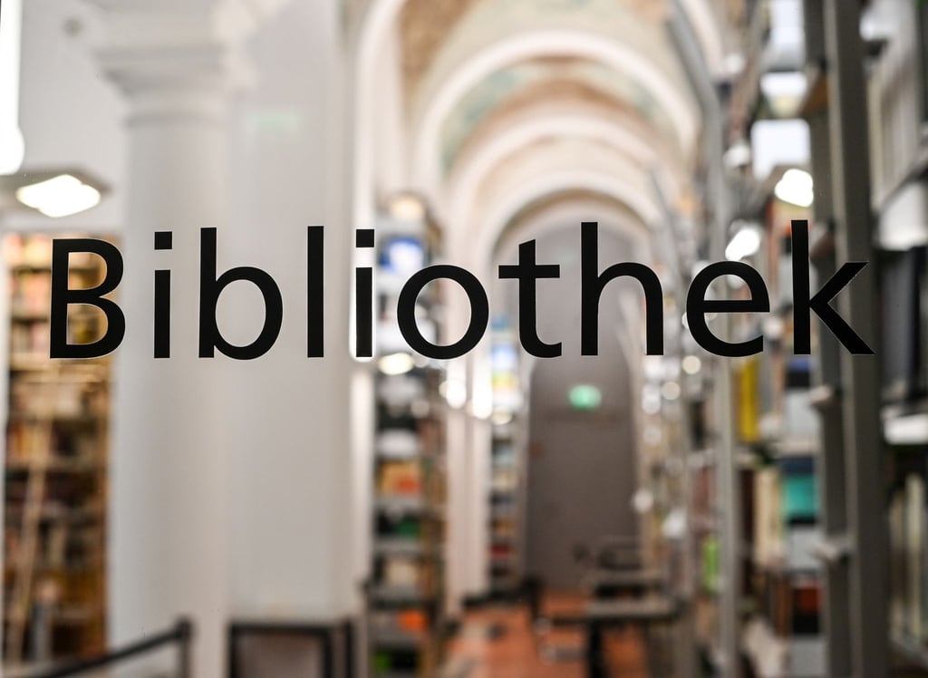 Der Blick in eine Bibliothek.