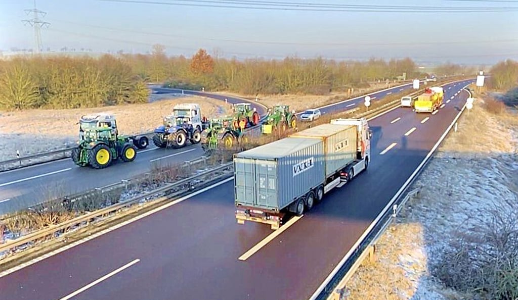 Landwirte haben am Mittwoch mit ihren Traktoren auch die A14-Ausfahrt bei Dahlenwarsleben blockiert.