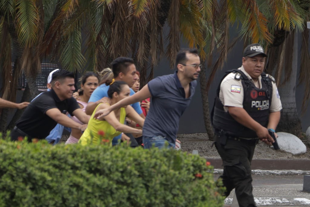 Die Polizei führt Mitarbeiter des Fernsehsenders TC in Guayaquil aus dem Gebäude.