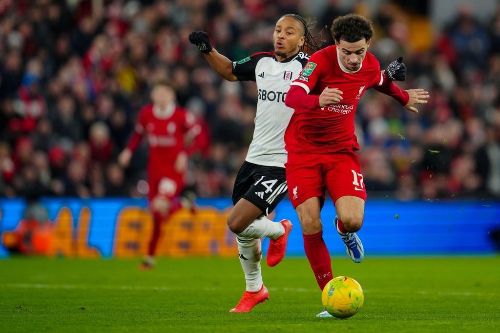 Curtis Jones (r) und seine Liverpooler konnten die Partie gegen Fulham in der zweiten Halbzeit drehen.
