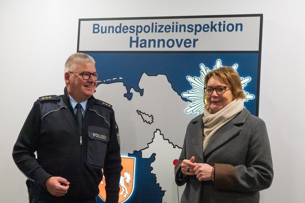Martin Kröger, Leiter der Bundespolizeiinspektion Hannover, und Daniela Behrens (SPD), Innenministerin von Niedersachsen.