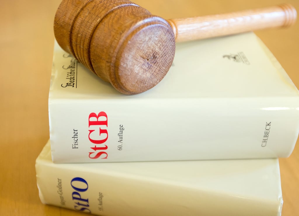 Ein 83-jähriger Schönebecker soll - bewaffnet mit einem Brecheisen - auf einen anderen Mann losgegangen sein. Nun ist der Senior wegen gefährlicher Körperverletzung angeklagt.