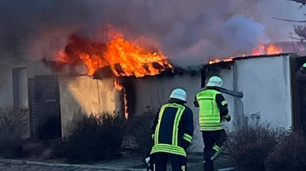 Ein Gebäude stand am 9. Januar in Walternienburg lichterloh in Flammen.