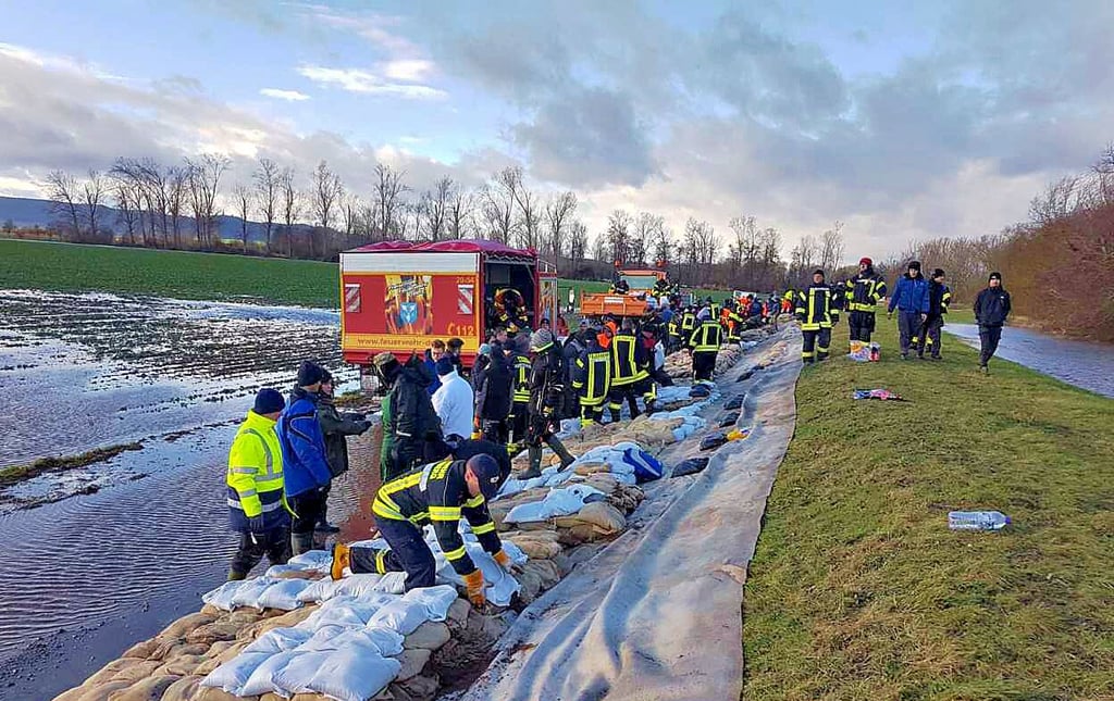 Einsatzkräfte aus Anhalt-Bitterfeld helfen bei der Deichstabilisierung.