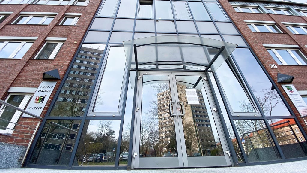 Am Landgericht Dessau wird gegen drei Männer aus Wittenberg wegen versuchtem Totschlag verhandelt.