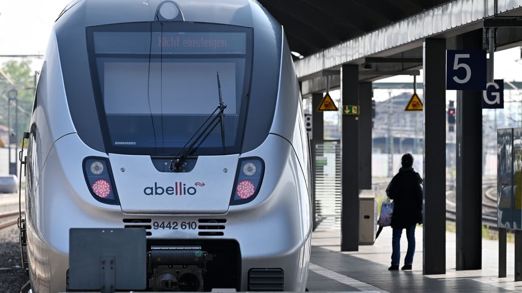 Ein Zug des Bahnunternehmens Abellio steht in Erfurt im Hauptbahnhof.