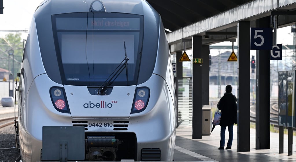 Ein Zug des Bahnunternehmens Abellio steht in Erfurt im Hauptbahnhof.