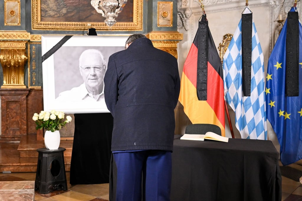 Bayerns Ministerpräsident Markus Söder verneigt sich vor dem Porträt von Franz Beckenbauer.
