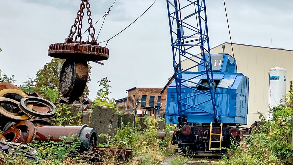 Der Eisenbahndrehkran im auffälligen Blau ist seit 1970 in Betrieb in der Walzengießerei Quedlinburg.