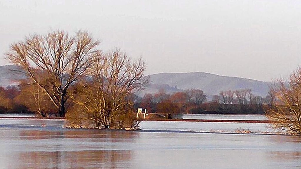 Überfrorene Wasserflächen auf Feldern gibt es in der Region immer mehr – so wie hier in Kelbra mit Blick Richtung  Bahndamm.