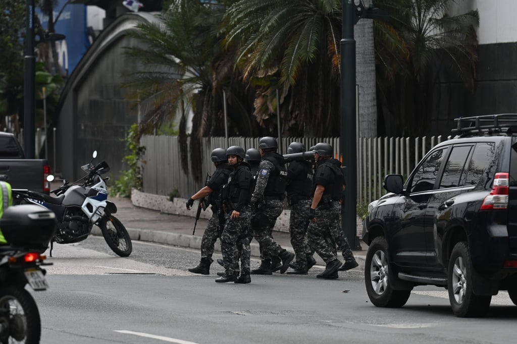 Streitkräfte sind in der Nähe des Fernsehsenders TC Televisión im Einsatz, nachdem Bewaffnete während einer Live-Übertragung in die Räumlichkeiten eingedrungen sind.