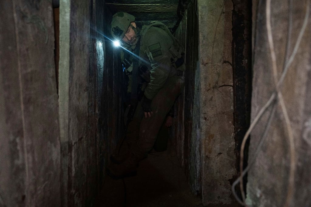 Israelische Soldaten zeigen Journalisten einen Tunnel unterhalb von Chan Junis.