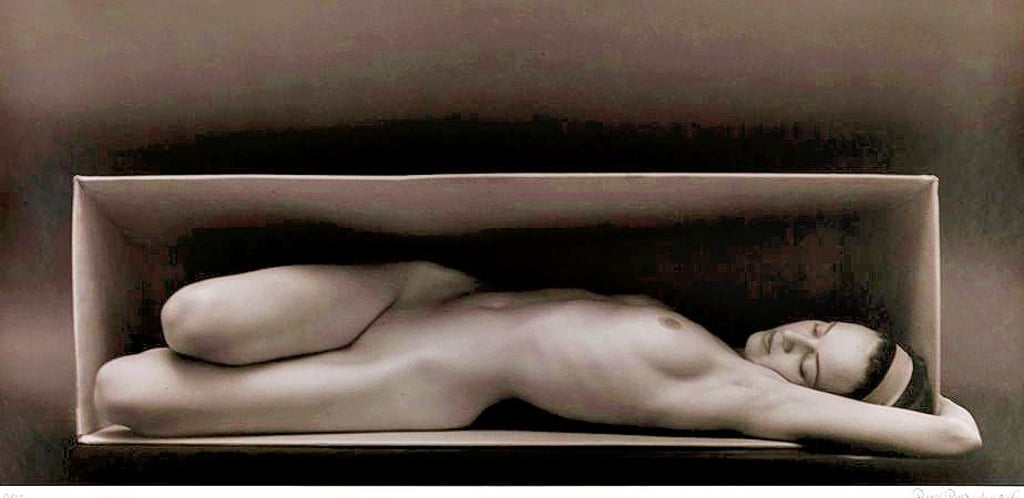 Das Foto „In the box“ von Ruth Bernhard war für Facebook der Stein des Anstoßes.