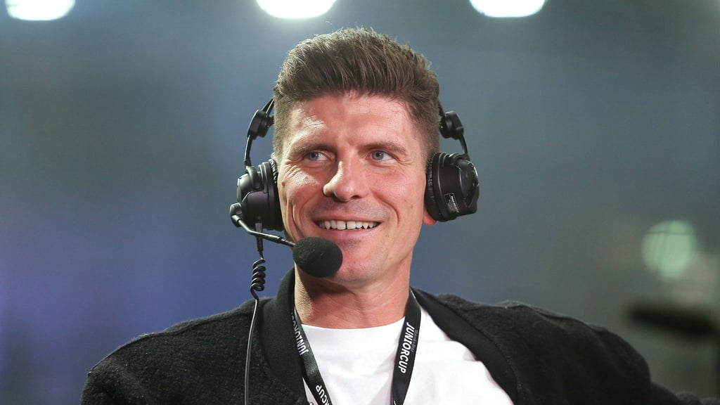 Mario Gomez im Duell mit Timo Werner (Archivbild).